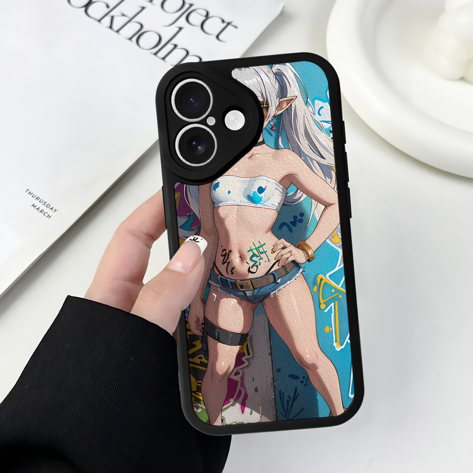 （画像用） 葬送のフリーレン Frieren 【iPhone 16シリーズ対応】シリコンスマホケース（レザー調） 材質：シリコン
